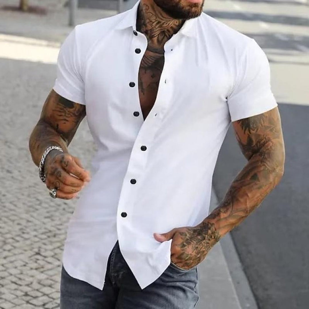 Men's Short Sleeve Button-Down Shirt with Spread Collar and Contrast Buttons