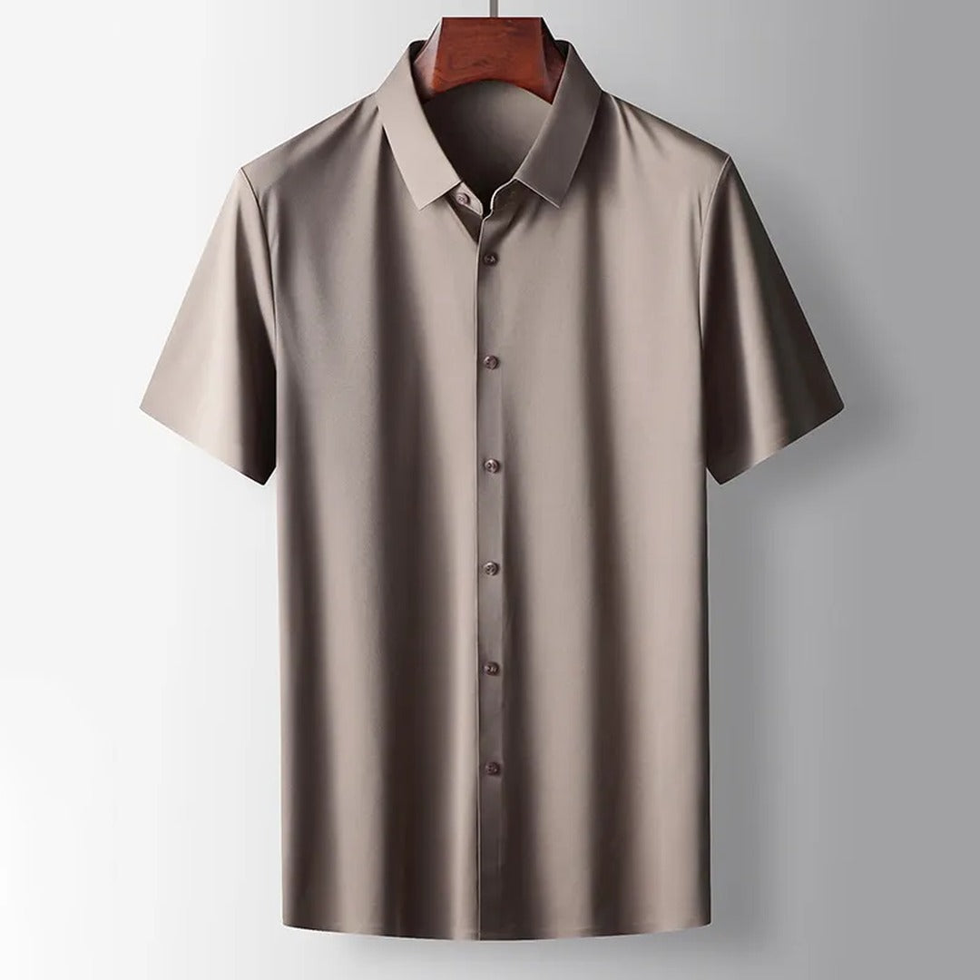 Men's Short Sleeve Shirt with Spread Collar and Button Front Placket