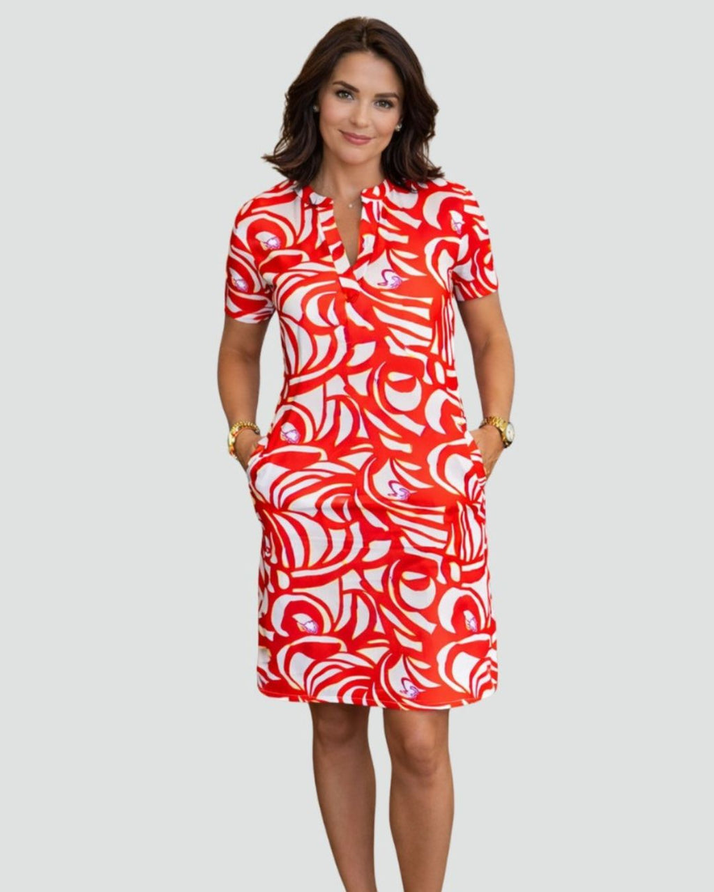 Women's Short Sleeve Shift Dress with Split Neckline and Large-Scale Swirl Print and Side Pockets