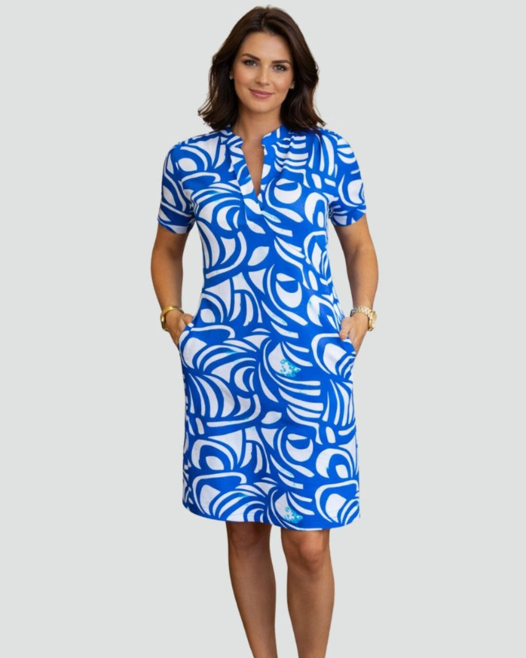 Women's Short Sleeve Shift Dress with Split Neckline and Large-Scale Swirl Print and Side Pockets